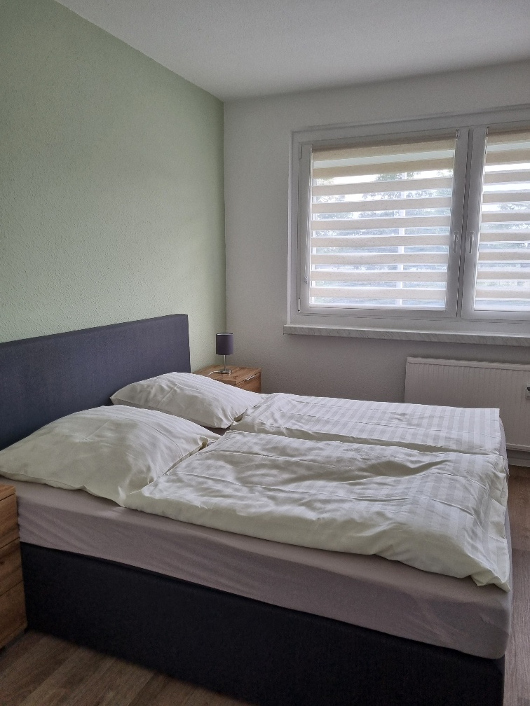Schlafzimmer mit Doppelbett der Gästewohnung in der Beethovenstraße